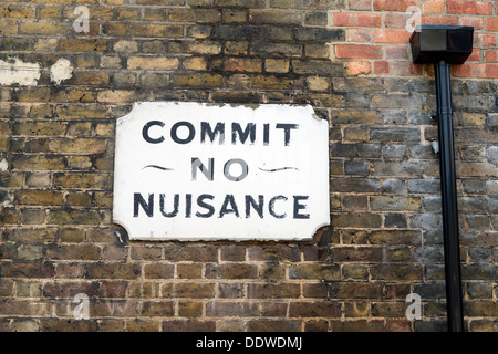 Kein Ärgernis viktorianischen Schild, Doyce Street, Southwark, London zu begehen Stockfoto