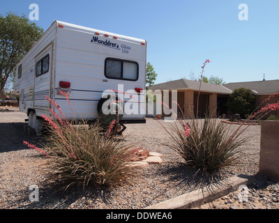 Freizeit-Fahrzeug geparkt in den Kiesweg eines Privathauses in New Mexico, USA Stockfoto