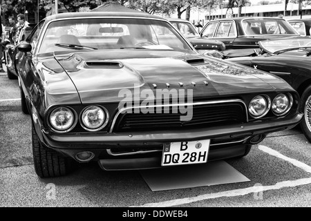 BERLIN - Mai 11: Auto Dodge Challenger (schwarz und weiß), 26. Oldtimer-Tage Berlin-Brandenburg, 11. Mai 2013 Berlin, Deutschland Stockfoto