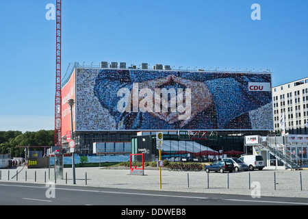 Großen Angela Merkel-Dreieck-Plakat in Berlin Stockfoto