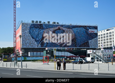 Großen Angela Merkel-Dreieck-Plakat in Berlin Stockfoto