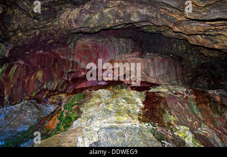 Der heilige Brunnen in einer Meereshöhle in Holywell Bay in der Nähe von Newquay in Cornwall, Großbritannien Stockfoto