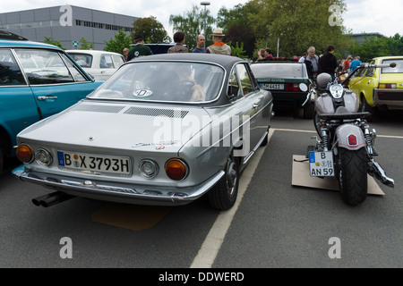 Auto Simca 1200 S Coupe und der Harley-Davidson Motorrad Stockfoto