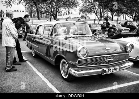 Luxus-Auto Opel Kapitan, Vorderansicht (Schwarzweiß) Stockfoto