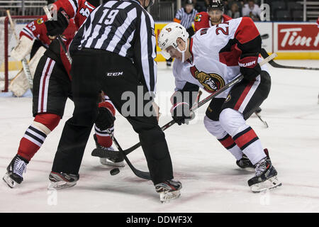 London Ontario, Kanada. 07. Sep, 2013. Ein Faceoff zwischen Curtis Lazar (27) von den Ottawa Senators und Drew LeBlanc (14) von den Chicago Blackhawks während eines Spiels auf der 2013 National Hockey League Rookie Turnier gespielt bei Budweiser Gardens in London Ontario, Kanada am 7. September 2013.  Die Ottawa Senataors besiegte die Chicago Blackhawks mit einem Score von 4: 3 in einer Schießerei. Bildnachweis: Mark Spowart/Alamy Live-Nachrichten Stockfoto