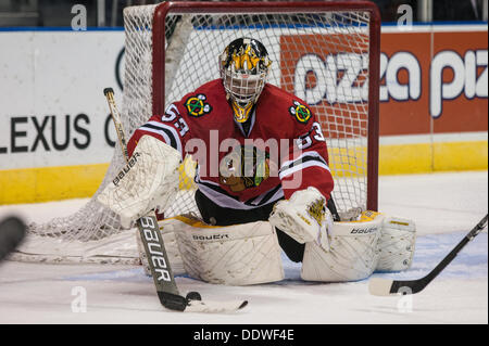 London Ontario, Kanada. 07. Sep, 2013. Chicago-Torwart Brandon Whitney (53) blockt den Schuß ab während eines Spiels auf der 2013 National Hockey League Rookie Turnier im Budweiser Gardens in London Ontario, Kanada am 7. September 2013 gespielt wird.  Die Ottawa Senataors besiegte die Chicago Blackhawks mit einem Score von 4: 3 in einer Schießerei. Bildnachweis: Mark Spowart/Alamy Live-Nachrichten Stockfoto