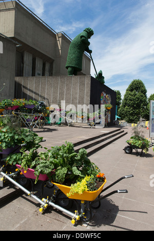 Wachsen Sie Ihre eigenen Ideen, Teil des Festival der Nachbarschaft, Queen Elizabeth Hall Waterloo Bridge Terrasse, Southbank, London. Stockfoto