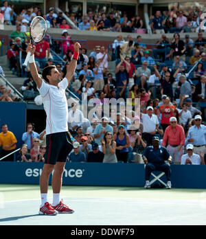 Flushing Meadows, New York, USA Stanislas Wawrinka der Schweiz (SUI) und Serbiens Novak Djokovic (SRB) während ihre Halbfinale Einzel match bei der 2013 U. 07. September 2013. S. Öffnen Tennis Championships in das USTA Billie Jean King National Tennis Center in Flushing, Queens, New York, USA. Bildnachweis: Aktion Plus Sport/Alamy Live-Nachrichten Stockfoto