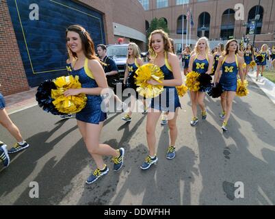 Ann Arbor, Michigan, USA. A. 7. September 2013. 7. September 2013: Michigan Wolverines Cheerleader Fuß zum Stadion vor dem Spiel zwischen den Notre Dame Fighting Irish und die Michigan Wolverines in Michigan Stadium in Ann Arbor, Michigan Seth Graves/CSM/Alamy Live News Stockfoto