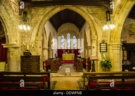 Innenraum von St. Michael und alle Engel-Kirche auf dem Gelände des Brodsworth Hall, Doncaster, South Yorkshire. Stockfoto