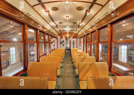 Alte historische restaurierte Straßenbahn Innenraum mit Holz Sitzbänke in Öffentlichkeit Nichtraucher Bereich Stockfoto