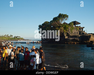 Balinesische Pilger fotografieren vor Tanah Lot Tempel Stockfoto