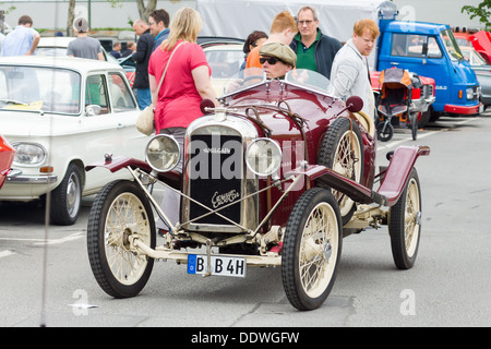 BERLIN - 11 Mai: Französische Retro-Auto Amilcar (Ecurie Beiwagen), 26. Oldtimer-Tage Berlin-Brandenburg, 11. Mai 2013 Berlin, Deutschland Stockfoto