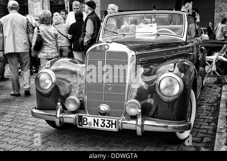 Full-Size-Luxus-Auto Mercedes-Benz 220 'Cabriolet A' (W187) schwarz / weiß Stockfoto