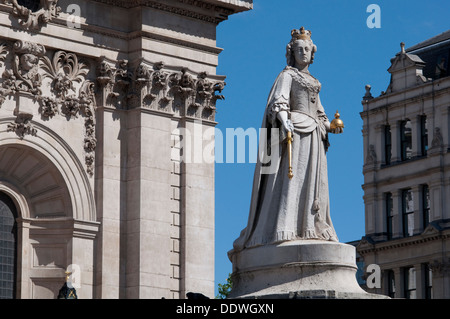 England, London, der Königin-Anne-Denkmal vor dem westlichen Eingang zur St. Pauls Cathedral Stockfoto