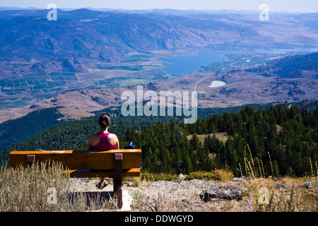 Mädchen auf Bank genießen Aussicht auf South Okanagan Valley vom Gipfel von Mount Kobau. Südliche Okanagan Grasland geschützten Bereich, BC, can. Stockfoto