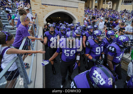 Ft. Worth, TX, USA. 7. September 2013. TCU Horned Frogs Spieler übernehmen das Feld vor ihrem Spiel gegen die Southeastern Louisiana Lions im Amon G. Carter Stadium in ft. Worth, Texas, Samstag, 7. September 2013. Bildnachweis: Csm/Alamy Live-Nachrichten Stockfoto