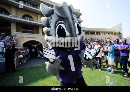 Ft. Worth, TX, USA. 7. September 2013. TCU Horned Frogs Maskottchen Superfrog während der NCAA Football-Spiel im Amon G. Carter Stadium in ft. Worth, Texas, Samstag, 7. September 2013. Bildnachweis: Csm/Alamy Live-Nachrichten Stockfoto