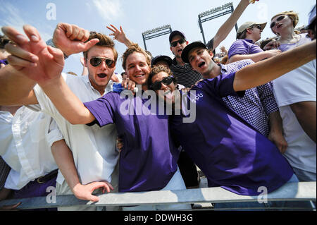 Ft. Worth, TX, USA. 7. September 2013. TCU Horned Frogs Fans zeigen ihren Geist als TCU Southeastern Louisiana in einem NCAA Football gespielt Spiel im Amon G. Carter Stadium in ft. Worth, Texas, Samstag, 7. September 2013. Bildnachweis: Csm/Alamy Live-Nachrichten Stockfoto