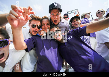 Ft. Worth, TX, USA. 7. September 2013. TCU Horned Frogs Fans zeigen ihren Geist als TCU Southeastern Louisiana in einem NCAA Football gespielt Spiel im Amon G. Carter Stadium in ft. Worth, Texas, Samstag, 7. September 2013. Bildnachweis: Csm/Alamy Live-Nachrichten Stockfoto