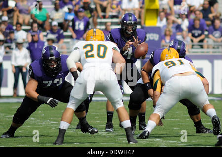 Ft. Worth, TX, USA. 7. September 2013. TCU Horned Frogs Quarterback Casey Pachall (4) nimmt die Snap vom Center während einem NCAA Football Spiel im Amon G. Carter Stadium in ft. Worth, Texas, Samstag, 7. September 2013. Bildnachweis: Csm/Alamy Live-Nachrichten Stockfoto