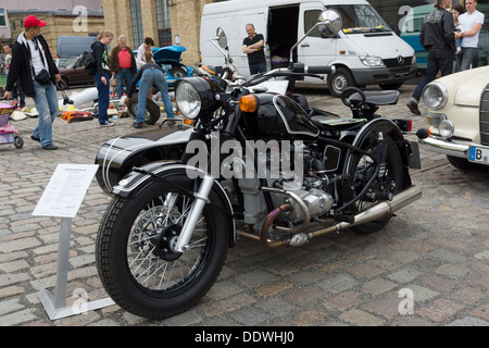 Sowjetisch-russischen schweren Motorrad mit Seitenwagen Ural Retro Stockfoto