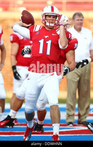 University Park, TX, USA. 7. September 2013. 7. September 2013: Southern Methodist Mustangs Quarterback Garrett Gilbert (11) erwärmt sich vor einem eine NCAA College Football-Spiel, wenn SMU Montana State Stadium Gerald J. Ford in University Park, TX gehostet. Neil Fonville/CSM/Alamy Live-Nachrichten Stockfoto