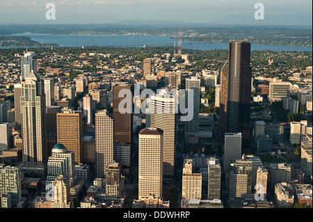 Retro-Bild mit Luftaufnahme der Skyline von Seattle in Richtung Sonnenuntergang Stockfoto