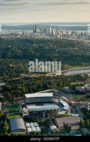 Retro-Bild der Skyline von Seattle mit Luftaufnahme des frisch renovierten Husky Stadions Stockfoto