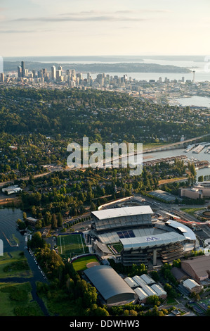 Retro-Bild der Skyline von Seattle mit Luftaufnahme des frisch renovierten Husky Stadions Stockfoto