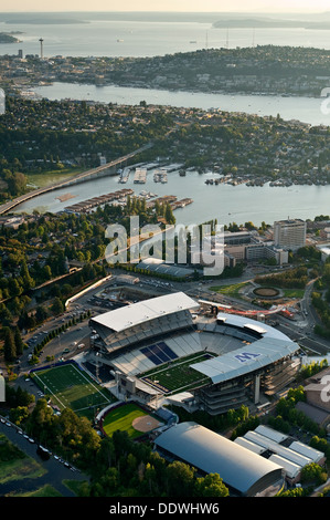 Retro-Bild der Skyline von Seattle mit Luftaufnahme des frisch renovierten Husky Stadions Stockfoto