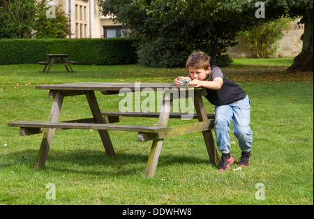 Kleiner Junge fotografieren lernen Fotografie Stockfoto