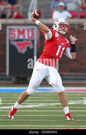 University Park, TX, USA. 7. September 2013. 7. September 2013: Southern Methodist Mustangs quarterback Garrett Gilbert (11) Pässe während einer NCAA College-Football-Spiel, wenn SMU Montana State Stadium Gerald J. Ford in University Park, TX gehostet. Neil Fonville/CSM/Alamy Live-Nachrichten Stockfoto