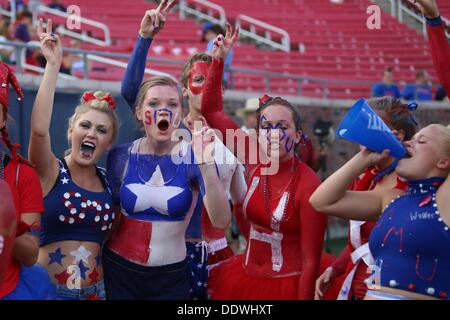 University Park, TX, USA. 7. September 2013. 7. September 2013: Pep Trupps jubeln vor einem NCAA College-Football-Spiel, wenn SMU Montana State Stadium Gerald J. Ford in University Park, TX gehostet. Neil Fonville/CSM/Alamy Live-Nachrichten Stockfoto