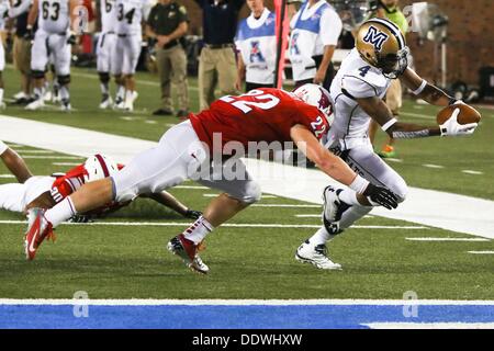 University Park, TX, USA. 7. September 2013. September 7, erhält 2013:Montana Zustand Bobcats Wide Receiver Jon Ellis (4) einen Touchdown während einer NCAA College-Football-Spiel wenn SMU Montana State Stadium Gerald J. Ford in University Park, TX gehostet. Neil Fonville/CSM/Alamy Live-Nachrichten Stockfoto