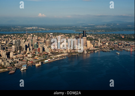 Luftaufnahme von Seattle Skyline mit Hafen und Fähre Boot verlassen ferry terminal Stockfoto