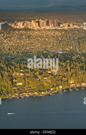 Retro-Bild von Luftaufnahme der Skyline von Bellevue bei Sonnenuntergang mit Boot auf dem Lake Washington Stockfoto