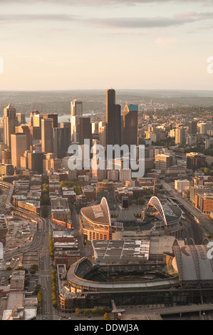 Retro-Bild der Luftansicht der Skyline von Seattle mit den Stadien CenturyLink und Safeco Fields in Richtung Sonnenuntergang Stockfoto