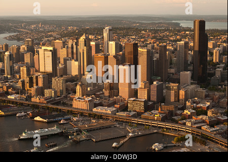 Retro-Bild von Luftaufnahme der Seattle Skyline entlang der Uferpromenade mit Fähre bei Sonnenuntergang am Pier Stockfoto