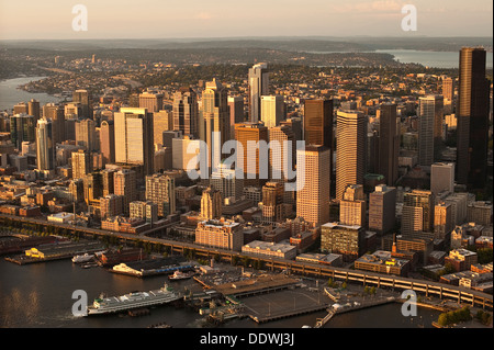 Retro-Bild von Luftaufnahme der Seattle Skyline entlang der Uferpromenade mit Fähre bei Sonnenuntergang am Pier Stockfoto