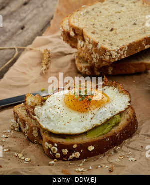 Avocado-Frühstücks-Sandwich mit Spiegelei Stockfoto