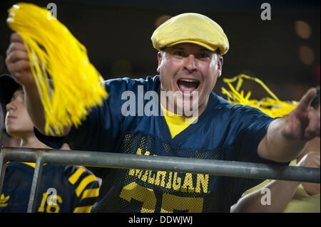 Ann Arbor, Michigan, USA. 7. September 2013. 7. September 2013: Ein Fan feiert einen Touchdown während der NCAA Football-Spiel zwischen den Notre Dame Fighting Irish und die Michigan Wolverines in Michigan Stadium in Ann Arbor, Michigan Seth Graves/CSM/Alamy Live News Stockfoto