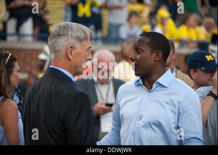 Ann Arbor, Michigan, USA. 7. September 2013. 7. September 2013: Mark Harmon und Desmond Howard an der Seitenlinie während sprechen die Notre Dame Fighting Irish und die Michigan Wolverines Spiel am Michigan Stadium in Ann Arbor, Michigan Seth Graves/CSM/Alamy Live News Stockfoto