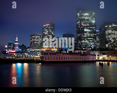 Einen bunten Abend Blick auf die Embarcadero, Ferry Building und Financial District von San Francisco vom Pier 7 gesehen. Stockfoto
