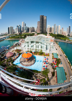 Eine spektakuläre fisheye Aussicht auf die Skyline von Chicago und Lake Michigan als von oben gesehen auf dem Navy Pier Riesenrad. Stockfoto