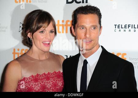 Toronto, ON, Canada. 7. September 2013. Jennifer Garner, Matthew McConaughey im Ankunftsbereich für DALLAS BUYERS CLUB Premiere auf dem Toronto International Film Festival, Princess of Wales Theatre, Toronto, ON 7. September 2013. Bildnachweis: Gregorio Binuya/Everett Collection/Alamy Live-Nachrichten Stockfoto