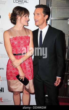 Toronto, ON, Canada. 7. September 2013. Jennifer Garner, Matthew McConaughey im Ankunftsbereich für DALLAS BUYERS CLUB Premiere auf dem Toronto International Film Festival, Princess of Wales Theatre, Toronto, ON 7. September 2013. Bildnachweis: Gregorio Binuya/Everett Collection/Alamy Live-Nachrichten Stockfoto