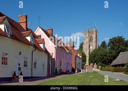 Häuser und Kirche Mönche Eleigh Suffolk England Stockfoto