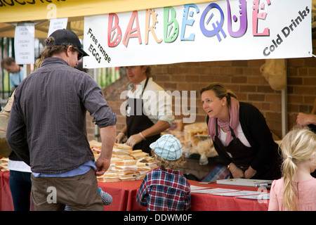 Australische Grundschule jährliche Fete und Karneval mit Eltern auf Barbeque-Stand bbq Kochen Essen, Sydney, Australien Stockfoto