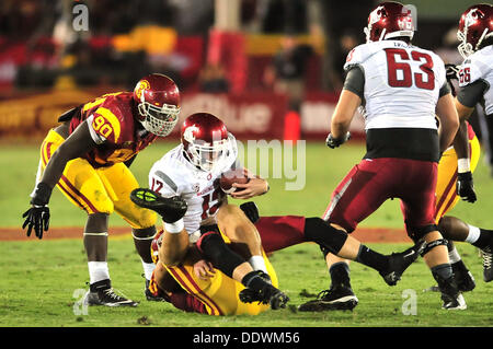 7. September 2013 Los Angeles, Kalifornien. USC Trojans Linebacker Morgan Breslin #91 Säcke Washington State Cougars quarterback Connor Halliday #12 im vierten Quartal in Aktion während der NCAA Football-Spiel zwischen den USC Trojans und die Washington State Cougars am Kolosseum in Los Angeles, Washington State Cougars California.The besiegen die USC Trojans 10-7.Louis Lopez/CSM/Alamy Live News Stockfoto